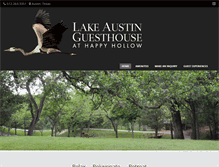 Tablet Screenshot of lakeaustinguesthouse.com